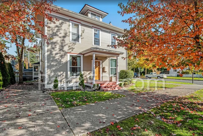 Building Photo - 1 Bedroom Unit in Tacoma Tri-Plex with Washer & Dryer!