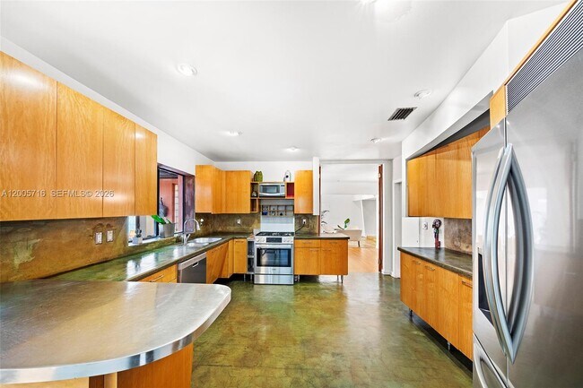 Building Photo - 5627 Granada Blvd