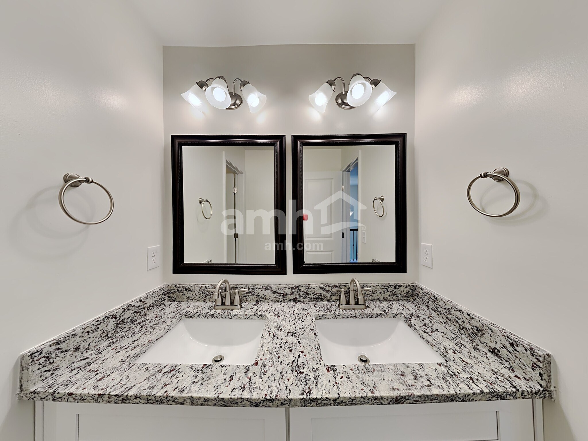 Building Photo - 1522 Balvaird Dr SE