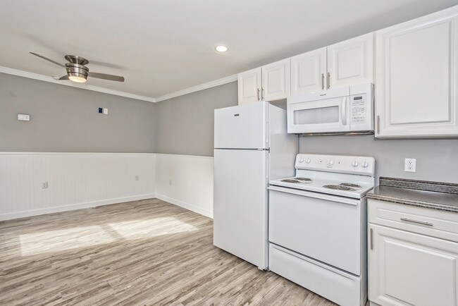 Building Photo - 1102 N Hillside Dr