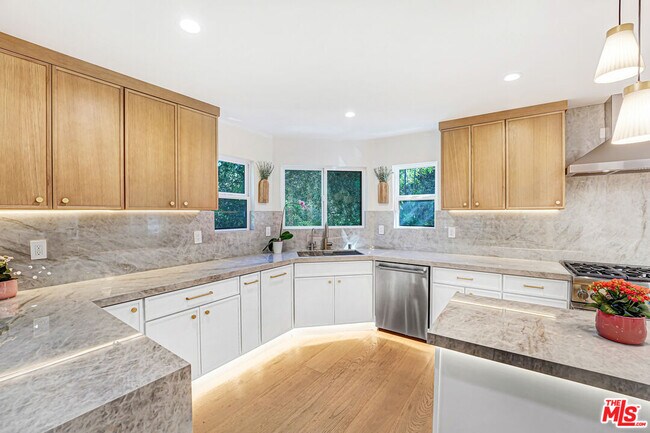 Building Photo - 4611 Louise Ave