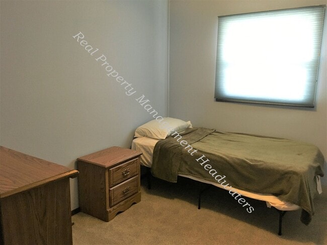 Building Photo - 5 Bedroom 3-1/2 Bath House For Rent