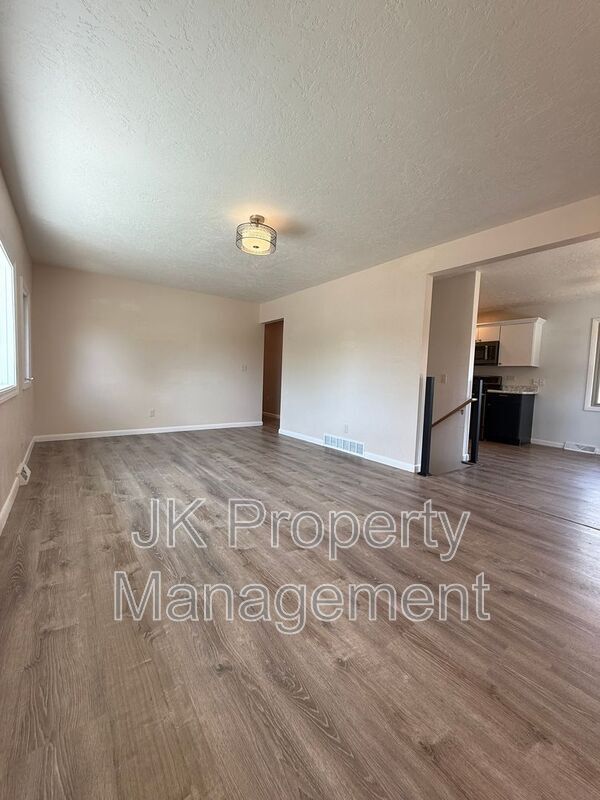 Building Photo - 105 Riverview Dr W