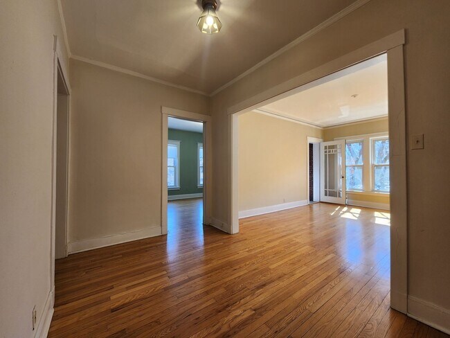 Building Photo - Large 3-bed/1-bath Apartment in the Heart of Rogers Park!
