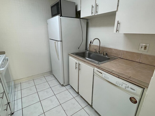 Building Photo - Spacious 2 Bedroom, 1 Bath Apartment w/ 1 Car Covered parking and onsite laundry