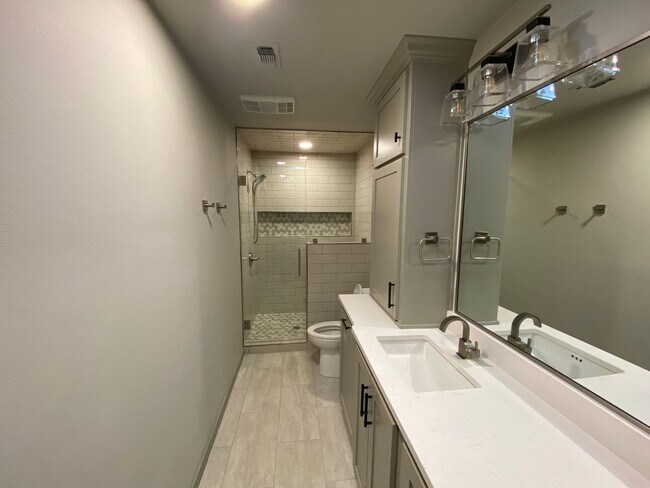 Building Photo - Beautiful Updated 3/2/2 in The Meadows