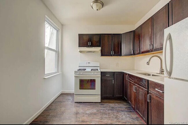 Building Photo - 72-47 Metropolitan Ave