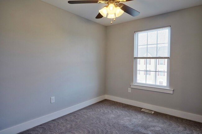 Building Photo - 3 BR/4 BA Townhome - 1720 SF in Vineland - Kings Crossing!