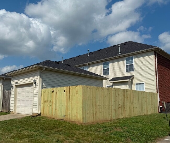 Building Photo - MOVE IN SPECIAL!! LARGE BEAUTIFUL 3 Bedroom 2.5 Bath Townhouse w/Finished Basement, Fenced in Yar...