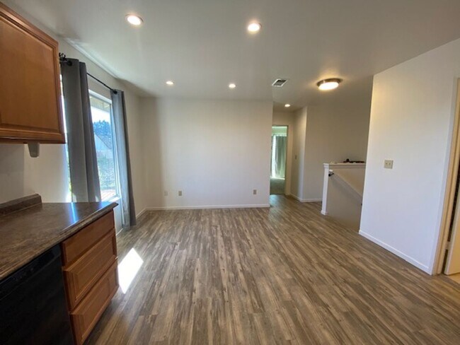 Building Photo - Spacious 5 Bed/4 Bath~