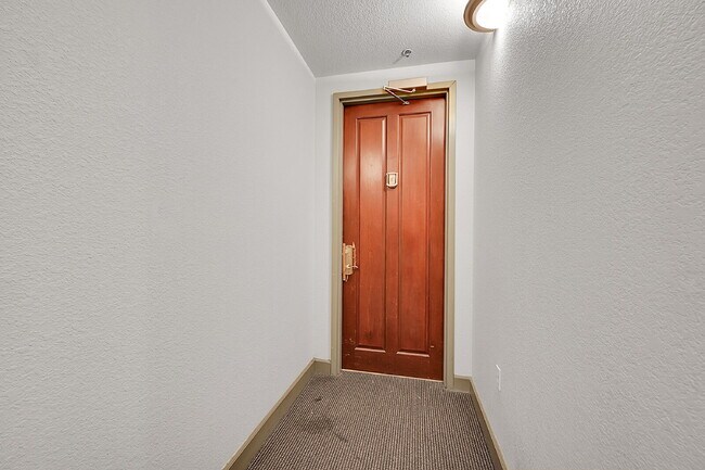 Building Photo - $2,500 - 1 Bed 1 Bath Condo with Central A...