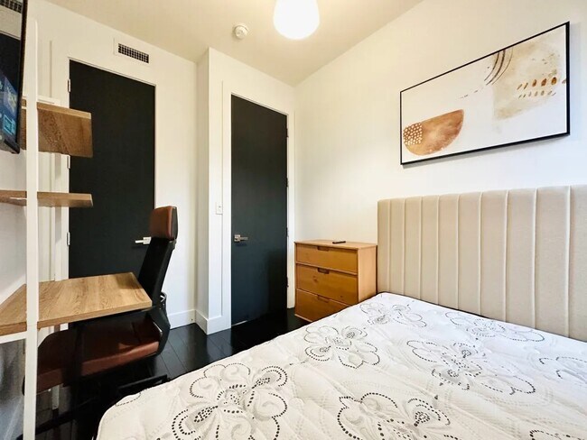 Building Photo - Furnished room/NOT APARTMENT