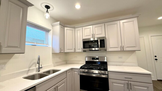 Building Photo - 114 Stephen St