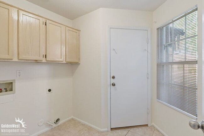 Building Photo - Charming 3Bdm 2Ba Home with Private Backyard!