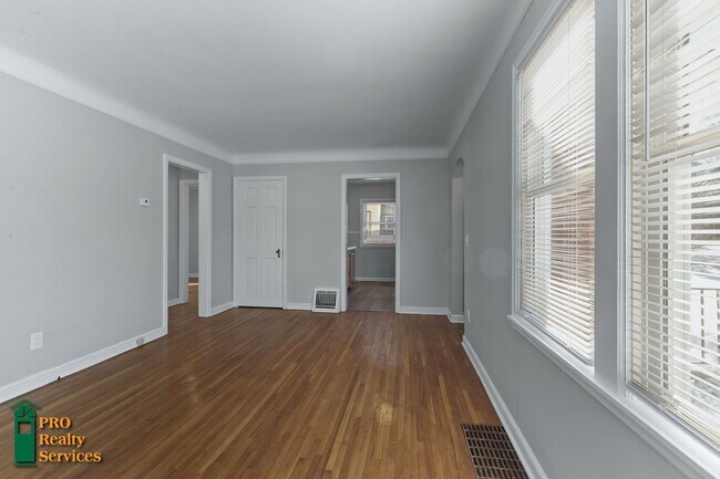 Building Photo - 3 Bedroom Home in Robbinsdale