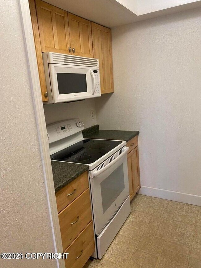 Building Photo - 2 Bed / 1 Bath Condo With Washer / Dryer i...