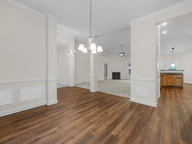 Building Photo - LUXURY RENTAL: Exquisite 4 BR, 2 BA, 2 Car...