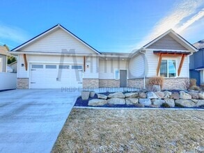 Building Photo - Stunning Valley Home