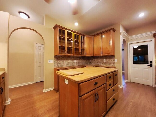 Building Photo - 8520 Hannary Cir