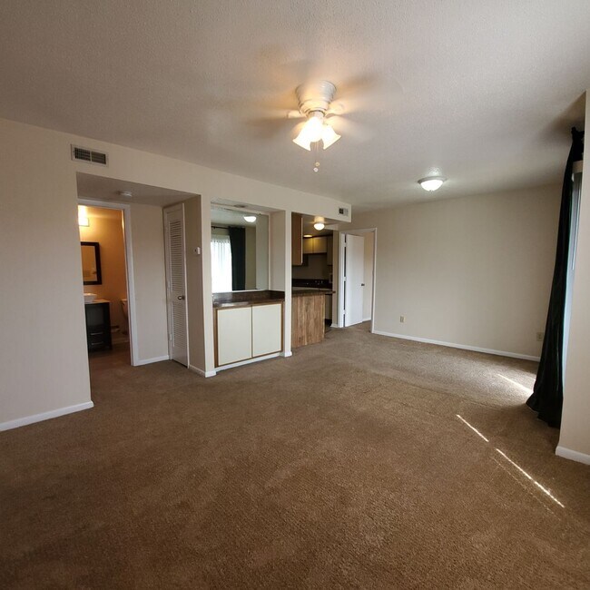 Building Photo - 2 Bedroom, 2 Bath Condo in Virginia Beach