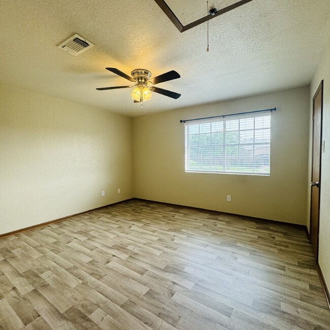 Building Photo - Modern Comfort Awaits: Spacious 2-Bedroom | 2.5-Bathroom Haven with Granite Elegance in Nederland...