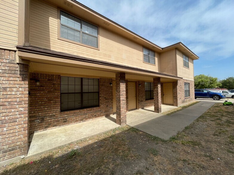 Building Photo - 904 Clairidge Ave