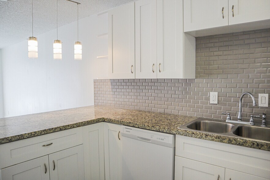 Building Photo - 8005 Lake Dr