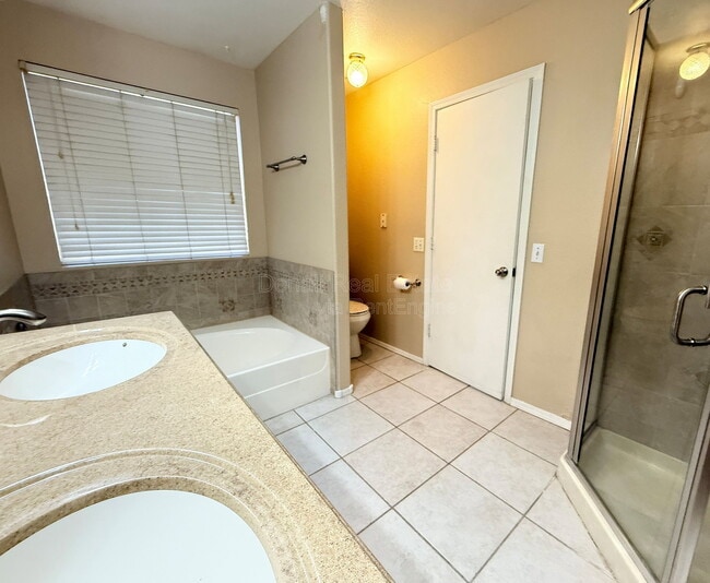 Building Photo - 509 W Ensueno Ct