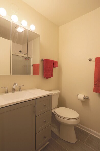 Nice Small Bathroom - 2454 N Geneva Ter