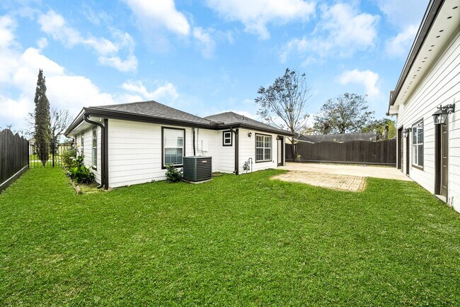 Building Photo - 7647 Greendowns St