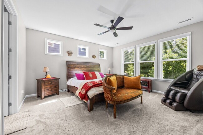 Building Photo - Amenity-Rich Neighborhood!