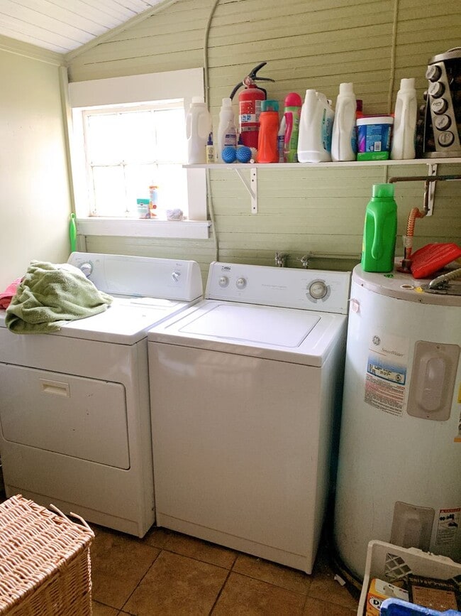 Building Photo - PRELEASE FOR JULY: 5 bdrm/2 bath near WWU and Downtown!