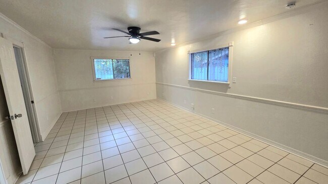 Building Photo - 215 Johnson Dr