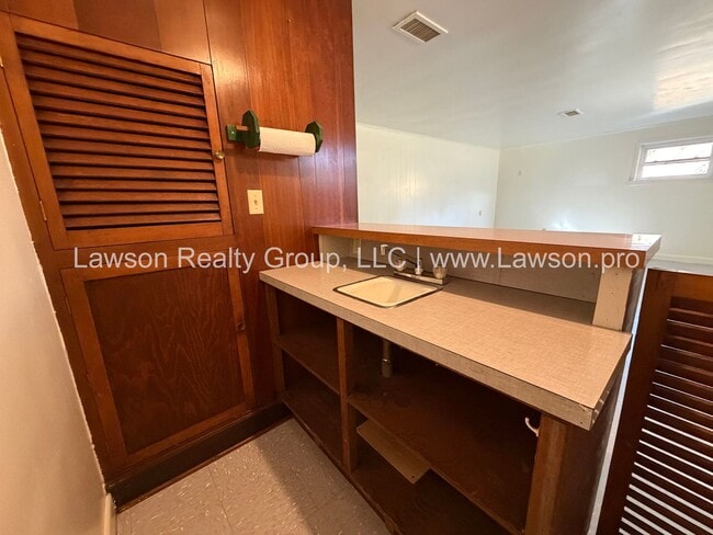 Building Photo - Beautiful Mid Century Modern Grandin Road Home