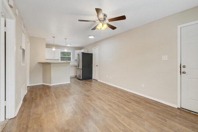 Building Photo - 1522 Broadmoor Dr