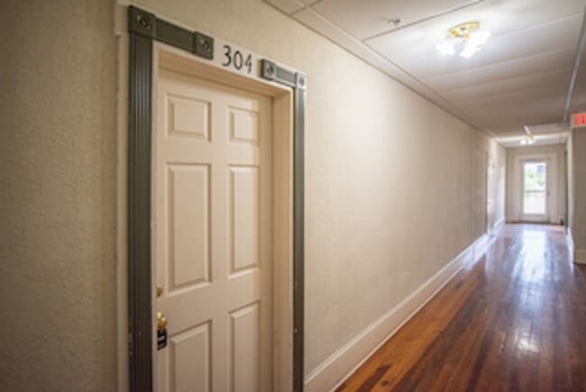 Building Photo - Spacious 2/2 Apartment in Heart of Umatilla!