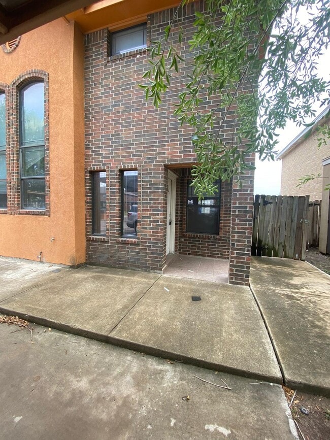 Building Photo - 1206 W Fig Ave