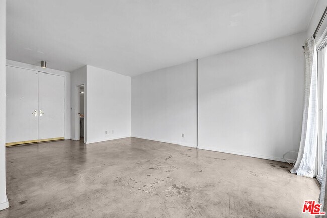 Building Photo - 1131 Alta Loma Rd