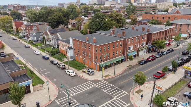 Building Photo - 654 Park St