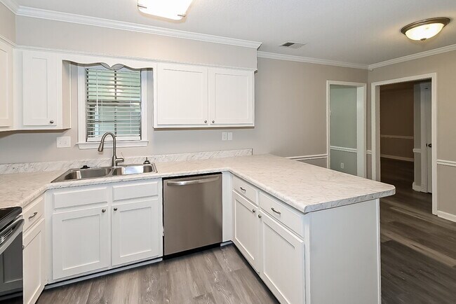 Building Photo - 4100 Windermere Dr S