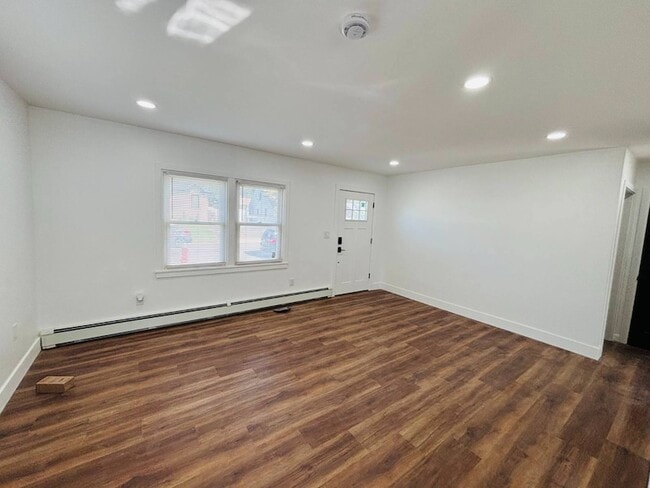 Primary Photo - 72 Singworth St