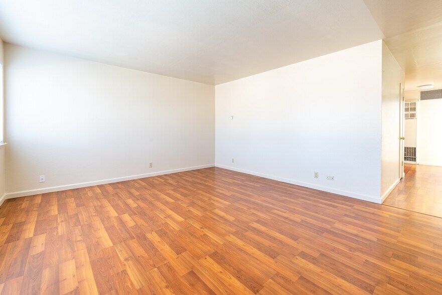 Building Photo - 4041 Park Center Ln