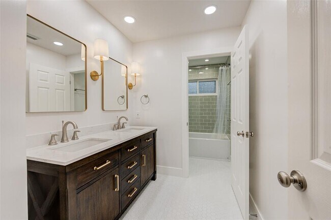 Building Photo - 18 Candle Pine Pl