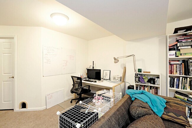 Building Photo - Pet-Friendly Townhome Convenient to UVA & Downtown