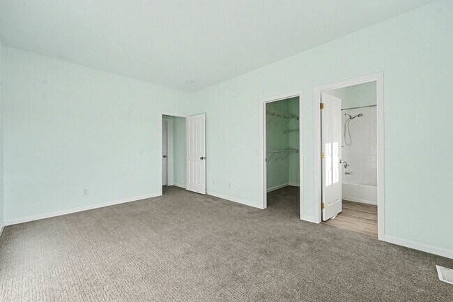 Building Photo - End Unit 3 Bedroom 2 Bath Townhome in Commerce City!