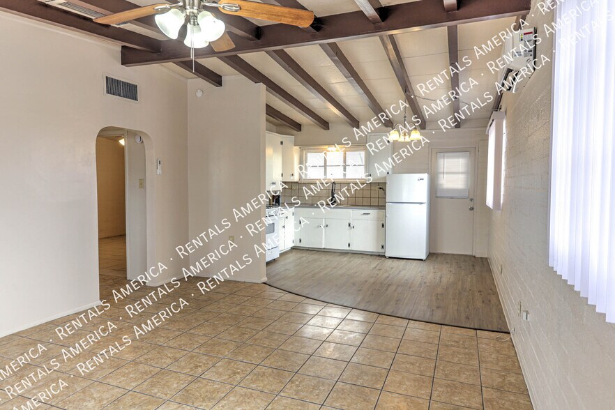 Building Photo - 3040 N Sparkman Blvd