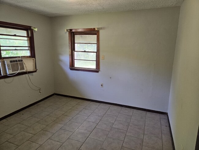 Building Photo - 402 Artmus St