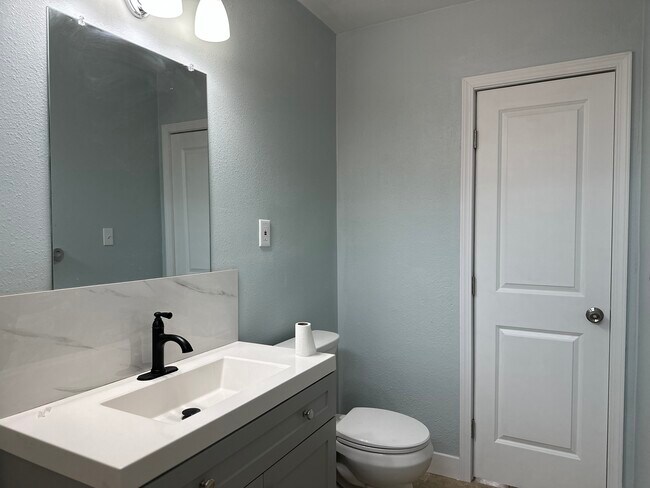 Building Photo - 6052 Fishburn Ave