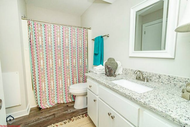 Building Photo - Townhouse with 2 bedrooms and 1.5 bathrooms in Willow Oaks