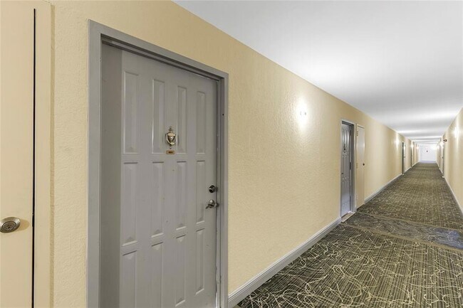 Building Photo - 400 Leslie Dr